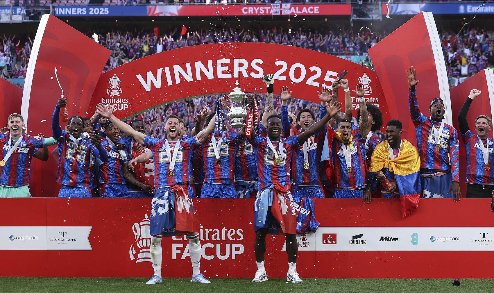 雷竞技DOTA2关键时刻足总杯焦点战，曼城回应争议，气氛紧张，年轻球员得到机会的简单介绍